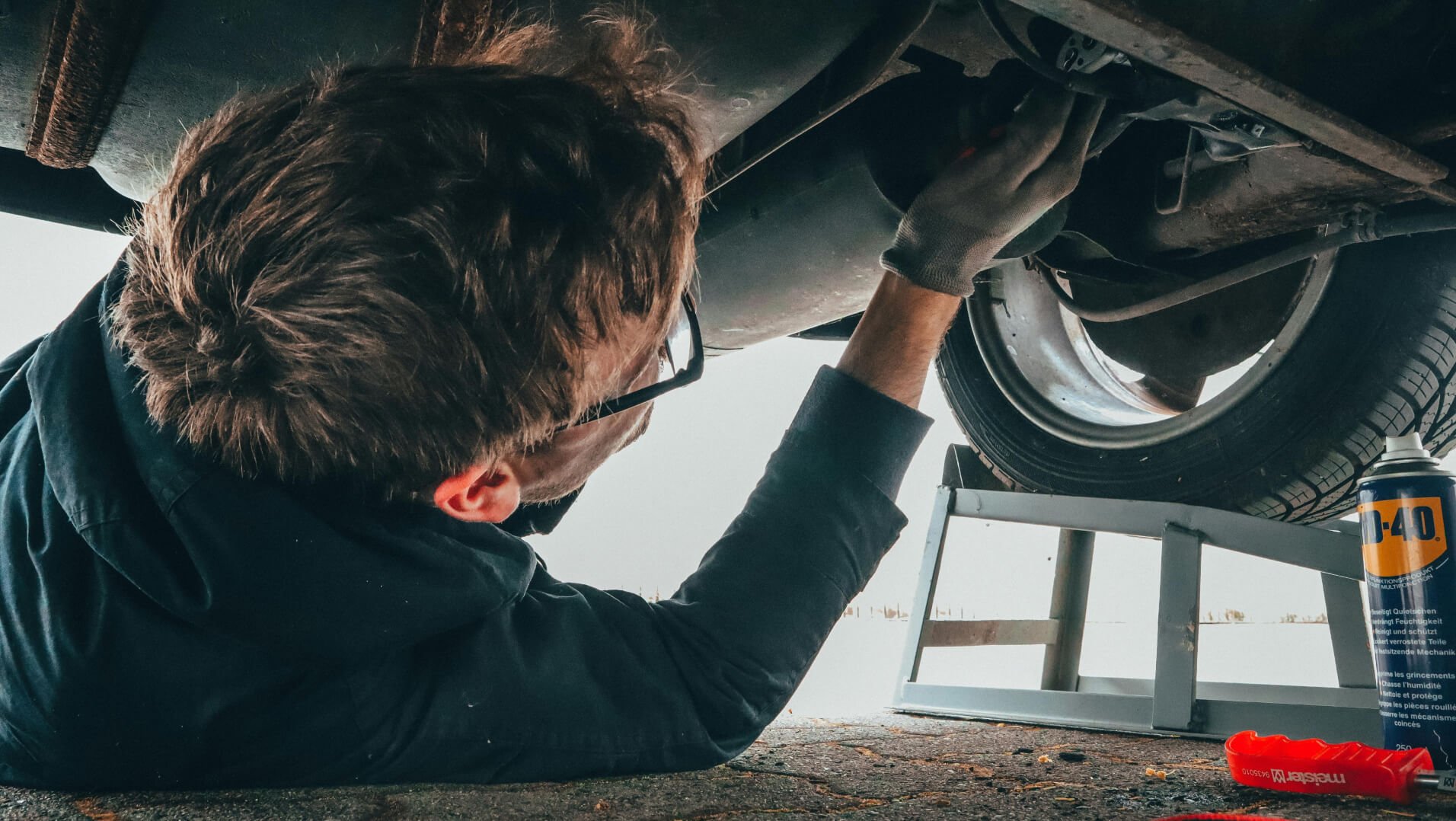 Machanic fixing car